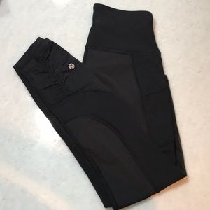 Lululemon size 6 pant with paneling on the side